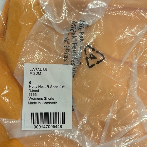 A-Lululemon Hotty Hot Low-Rise Lined Short 2.5" - Picture 6 of 6